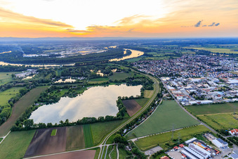 Blausee von Osten in Altlußheim im Bundesland Baden-Württemberg, Deutschland