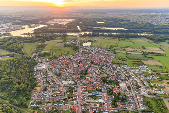Ortsübersicht von Osten bis zum Rhein bei Sonnenuntergang im Ortsteil Rheinsheim in Philippsburg im Bundesland Baden-Württemberg, Deutschland