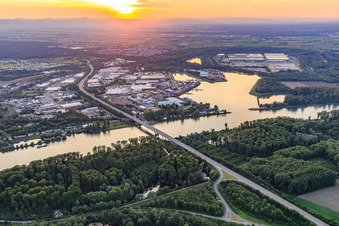 Rheinbrücke der B36 und Hafen im Ortsteil Rheinsheim in Philippsburg im Bundesland Baden-Württemberg, Deutschland