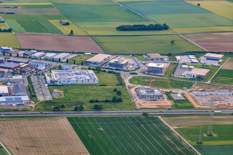 Luftbild von Gewerbegebiet Carl-Benz-Straße von Osten in Rülzheim im Bundesland Rheinland-Pfalz, Deutschland
