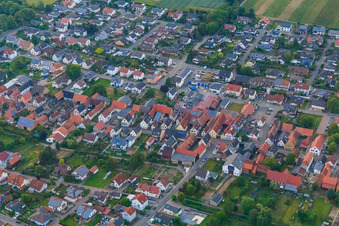 Drohnenaufname von Hauptstr in Freckenfeld im Bundesland Rheinland-Pfalz, Deutschland