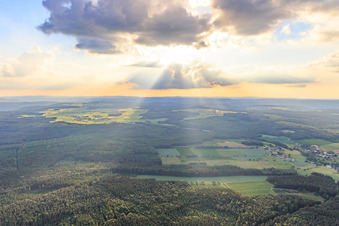Luftbild von Wolke überm Odenwald von Osten im Ortsteil Auerbach in Mudau im Bundesland Baden-Württemberg, Deutschland