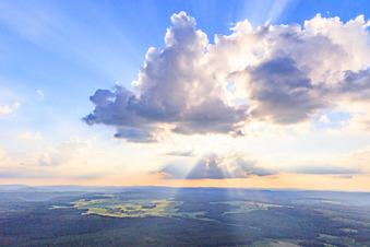 Luftaufnahme von Wolke überm Odenwald von Osten im Ortsteil Auerbach in Mudau im Bundesland Baden-Württemberg, Deutschland