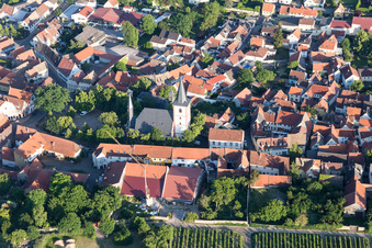 Kirchengebäude von St. Peter und Paul im Dorfkern in Westhofen im Bundesland Rheinland-Pfalz, Deutschland