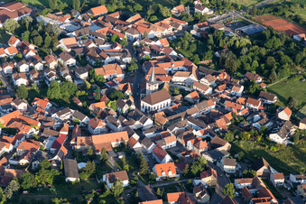 Kirchengebäude von St. Bartholomäus im Ortszentrum in Laumersheim im Bundesland Rheinland-Pfalz, Deutschland
