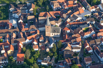 Kirchengebäude der Protestantischen Kirche im Dorfkern in Großkarlbach im Bundesland Rheinland-Pfalz, Deutschland