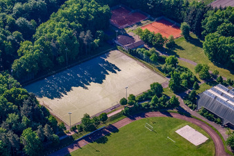 Schrägluftbild von TUS 1908 Schaidt, Sportanlagen in Wörth am Rhein im Bundesland Rheinland-Pfalz, Deutschland