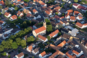 Kirchengebäude der Protestantischen Marienkirche im Dorfkern in Erpolzheim im Bundesland Rheinland-Pfalz, Deutschland