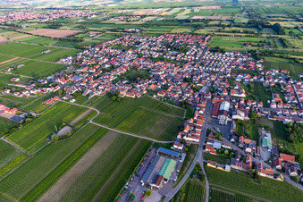 Niederkirchen bei Deidesheim von Norden im Bundesland Rheinland-Pfalz, Deutschland
