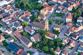 Kirchengebäude der Kath. Kirche St. Martin im Dorfkern in Ruppertsberg im Bundesland Rheinland-Pfalz, Deutschland