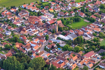 Ortszentrum mit Spielplatz und Kirche in Großfischlingen im Bundesland Rheinland-Pfalz, Deutschland