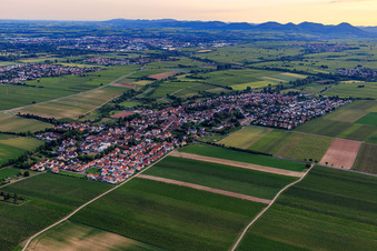 Ortsansicht von Südwesten im Ortsteil Niederhochstadt in Hochstadt im Bundesland Rheinland-Pfalz, Deutschland