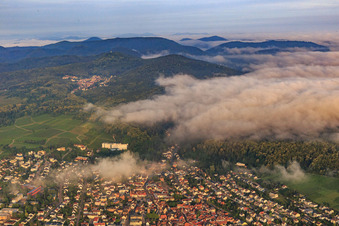 Stadtansicht unter tiefen Wolken aus Osten in Bad Bergzabern im Bundesland Rheinland-Pfalz, Deutschland