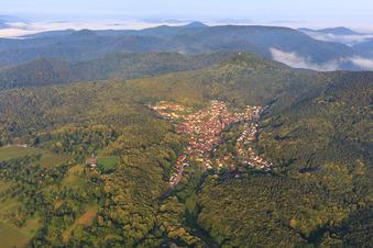 Schrägluftbild von Verstecktes Dorf im Pfälzerwald aus Osten in Dörrenbach im Bundesland Rheinland-Pfalz, Deutschland