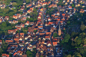 Hauptstraße mit St. Martin Simultankirche - Prot. Kirchengemeinde Dörrenbach-Oberotterbach im Bundesland Rheinland-Pfalz, Deutschland