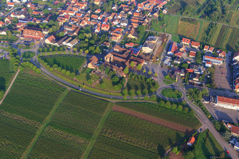 Weinstraße mit Deutsches Weintor von Osten in Schweighofen im Bundesland Rheinland-Pfalz, Deutschland