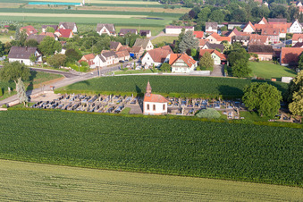 Drohnenbild von Salmbach im Bundesland Bas-Rhin, Frankreich