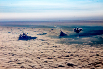 Rauchwolken des Heizkraftwerkes der ENBW über geschlossener Wolkendecke über der Rheinebene in Karlsruhe im Ortsteil Mühlburg im Bundesland Baden-Württemberg, Deutschland
