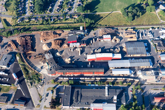 Gebäude und Produktionshallen auf dem Werksgelände des Sägewerks der Vida AB in Alvesta in Kronobergs län, Schweden