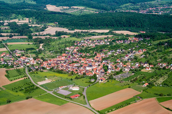 Dorf - Ansicht am Rande von landwirtschaftlichen Feldern und Nutzflächen in Gœrsdorf im Bundesland Bas-Rhin, Frankreich