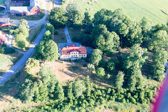 Drohnenaufname von Skatelöv im Bundesland Kronoberg, Schweden