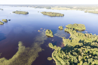 Drohnenaufname von Skäggalösa im Bundesland Kronoberg, Schweden