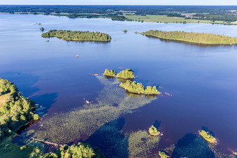 Inseln im Åsnen-See bei Skäggalösa in Småland im Bundesland Kronoberg, Schweden