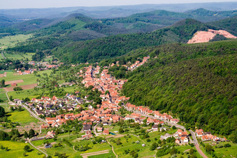 Luftbild von Wald und Berglandschaft in Offwiller in Grand Est im Bundesland Bas-Rhin, Frankreich