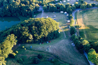 Borre (DK), Møns Klint Resort og Camping im Bundesland Sjælland, Dänemark von oben gesehen
