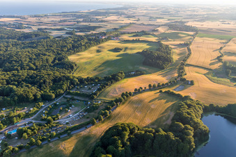 Drohnenaufname von Borre (DK), Møns Klint Resort og Camping im Bundesland Sjælland, Dänemark
