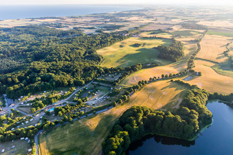 Drohnenbild von Borre (DK), Møns Klint Resort og Camping im Bundesland Sjælland, Dänemark