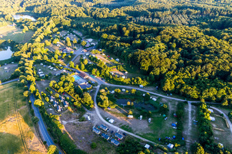 Schrägluftbild von Borre (DK), Møns Klint Resort og Camping im Bundesland Sjælland, Dänemark