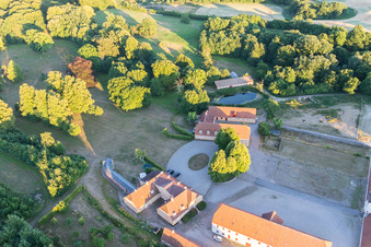 Drohnenaufname von Klintholm Møn (DK), Klintholm Gods in Borre im Bundesland Sjælland, Dänemark