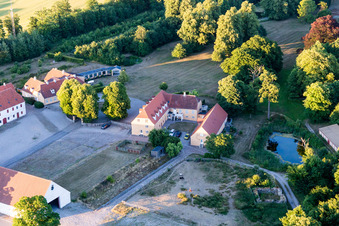 Drohnenbild von Klintholm Møn (DK), Klintholm Gods in Borre im Bundesland Sjælland, Dänemark