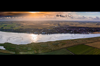 Luftbild von Prielenbildung an den Uferbereichen mit Wattenlandschaft am Flußverlauf der Eider in Tönning im Bundesland Schleswig-Holstein, Deutschland