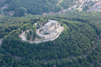 Drohnenbild von Oberhambach, Hambacher Schloss im Ortsteil Diedesfeld in Neustadt an der Weinstraße im Bundesland Rheinland-Pfalz, Deutschland