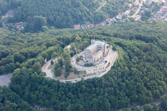 Oberhambach, Hambacher Schloss im Ortsteil Diedesfeld in Neustadt an der Weinstraße im Bundesland Rheinland-Pfalz, Deutschland aus der Drohnenperspektive