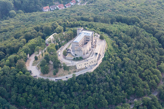 Oberhambach, Hambacher Schloss im Ortsteil Diedesfeld in Neustadt an der Weinstraße im Bundesland Rheinland-Pfalz, Deutschland von einer Drohne aus