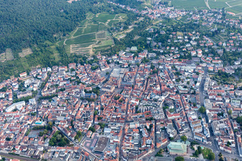 Drohnenaufname von Neustadt an der Weinstraße im Bundesland Rheinland-Pfalz, Deutschland