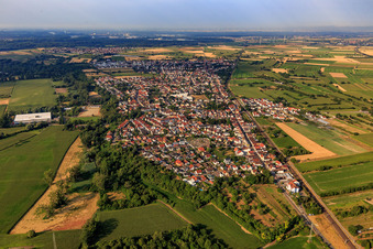 Gernersheimer Straße im Ortsteil Berghausen in Römerberg im Bundesland Rheinland-Pfalz, Deutschland