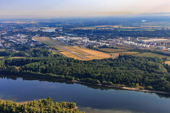 Landebahn des FSL Flugplatz Speyer/Ludwigshafen im Bundesland Rheinland-Pfalz, Deutschland