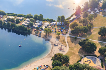 Freizeit - Camping Erlichsee auf einer Landzunge des Baggersees im Ortsteil Oberhausen in Oberhausen-Rheinhausen im Bundesland Baden-Württemberg, Deutschland aus der Luft