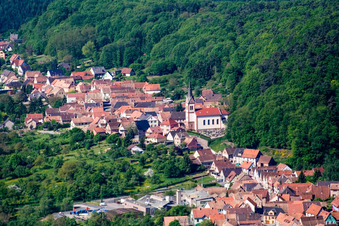 Luftbild von Dorf - Ansicht am Rande von landwirtschaftlichen Feldern und Nutzflächen in Saint-Jean-Saverne in Grand Est im Bundesland Bas-Rhin, Frankreich