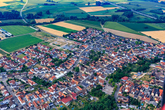 Hauptstraße aus Norden in Kuhardt im Bundesland Rheinland-Pfalz, Deutschland