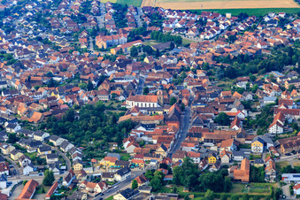 Hauptstraße aus Norden in Rheinzabern im Bundesland Rheinland-Pfalz, Deutschland