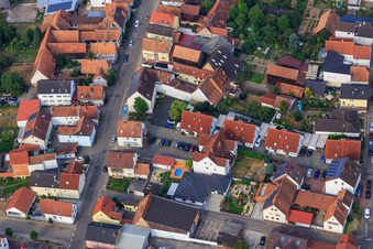 Fahrweg in Hatzenbühl im Bundesland Rheinland-Pfalz, Deutschland