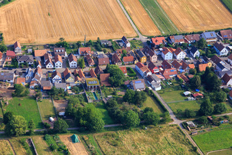 Burgweg x Dorfbach in Freckenfeld im Bundesland Rheinland-Pfalz, Deutschland