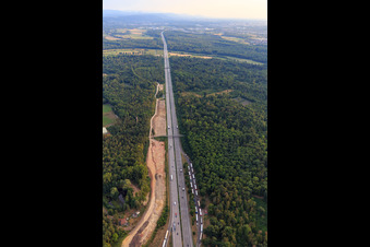 Autobahnparkplatz Kreuzlach West an der A5 in Weingarten im Bundesland Baden-Württemberg, Deutschland