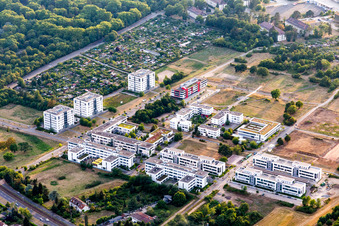Forschungs- Gebäude und Bürokomplexe im High Tech-Center Karlsruhe in Karlsruhe im Ortsteil Rintheim im Bundesland Baden-Württemberg, Deutschland
