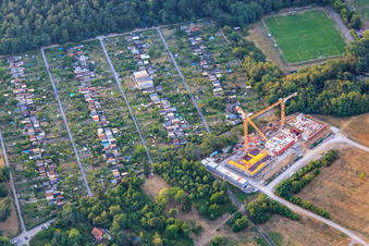 Kleingartenverein Kohlplattenschlag e.V. und Baustelle der Freie element-i Grundschule im Bildungshaus Karlsruhe im Ortsteil Rintheim im Bundesland Baden-Württemberg, Deutschland